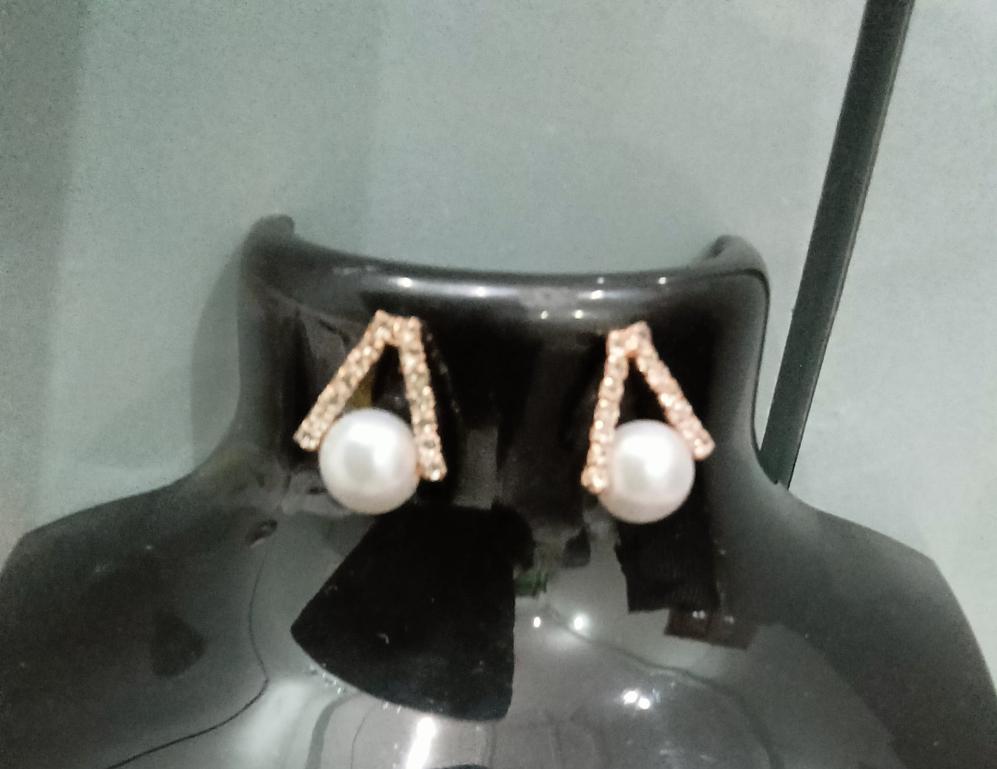 Stud pearl earrings