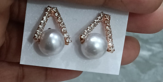 Stud pearl earrings