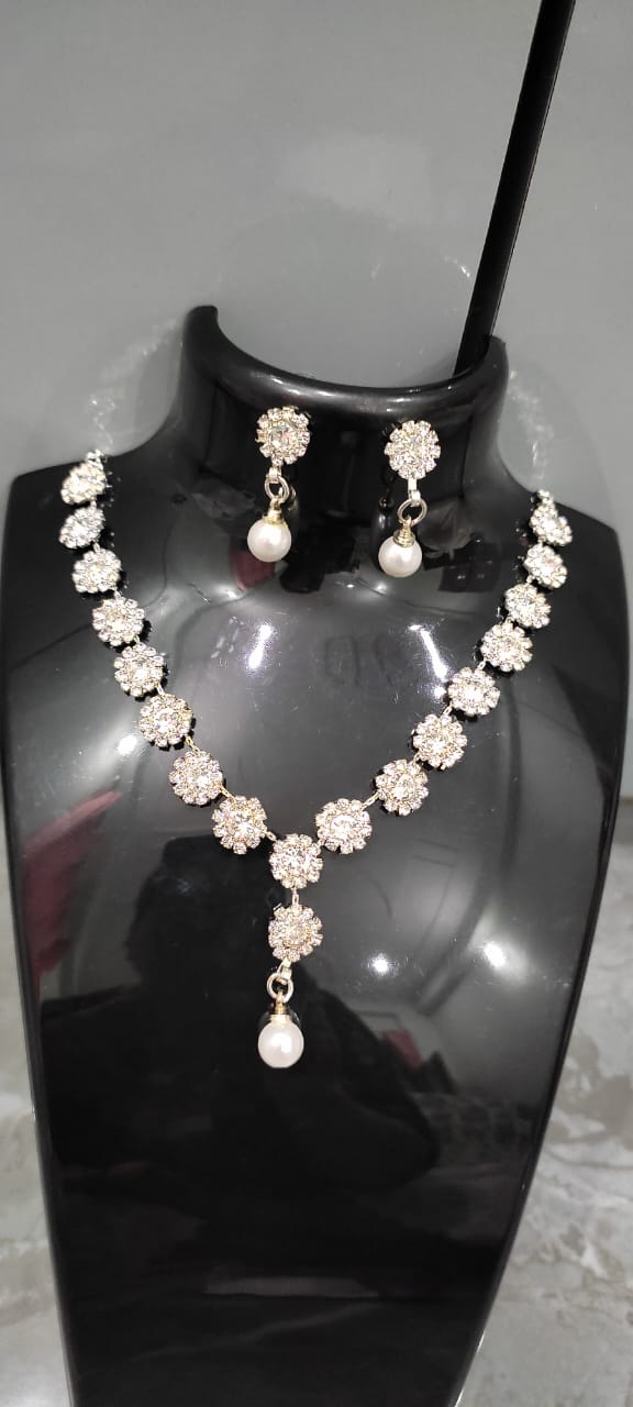 Cute floral design necklace set