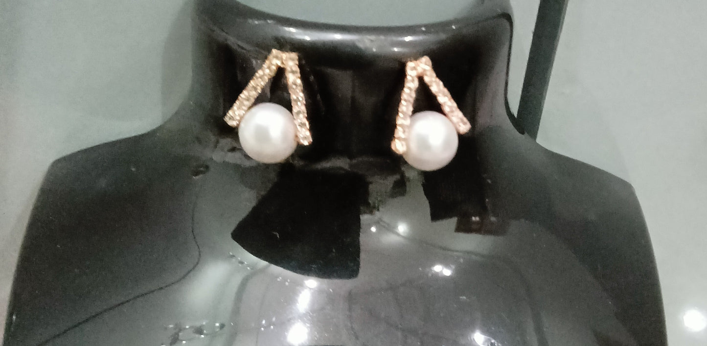 Stud pearl earrings